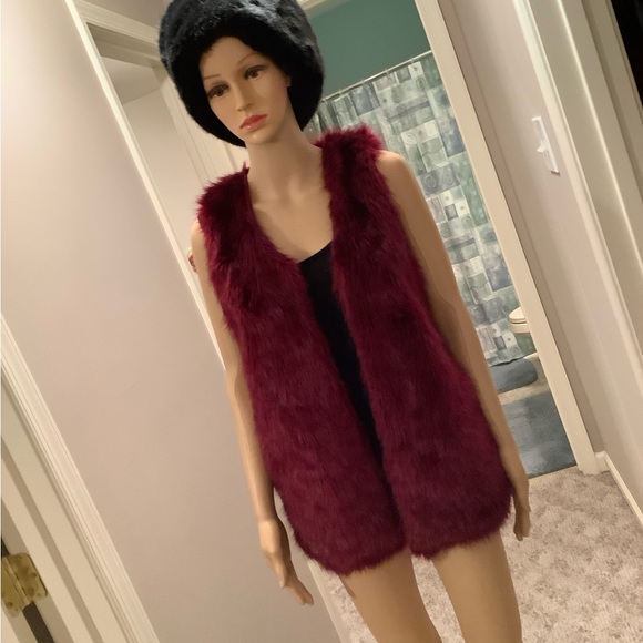 DECREE Burgundy Open Front Faux Fur Vest Size Medium - Picture 5 of 15